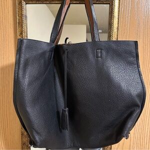 Faux leather tote bag reversible. Magnetic closure. 18.5”